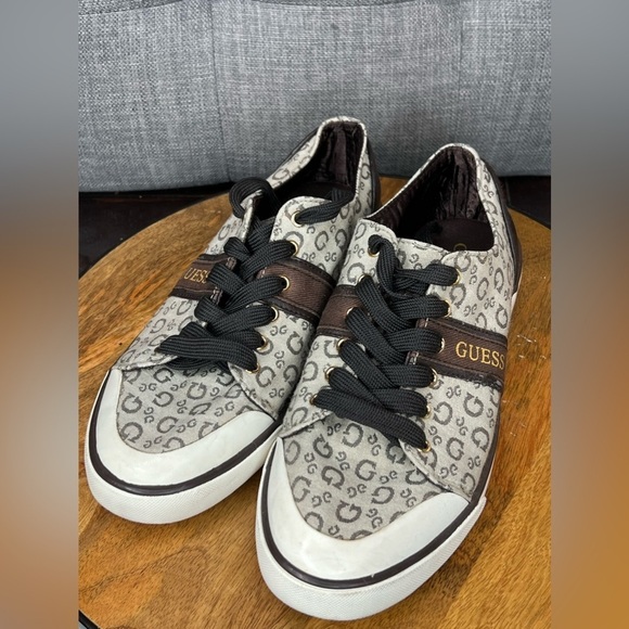 S38. Guess women Sneaker With Guess Logo Design 9M - Picture 3 of 6